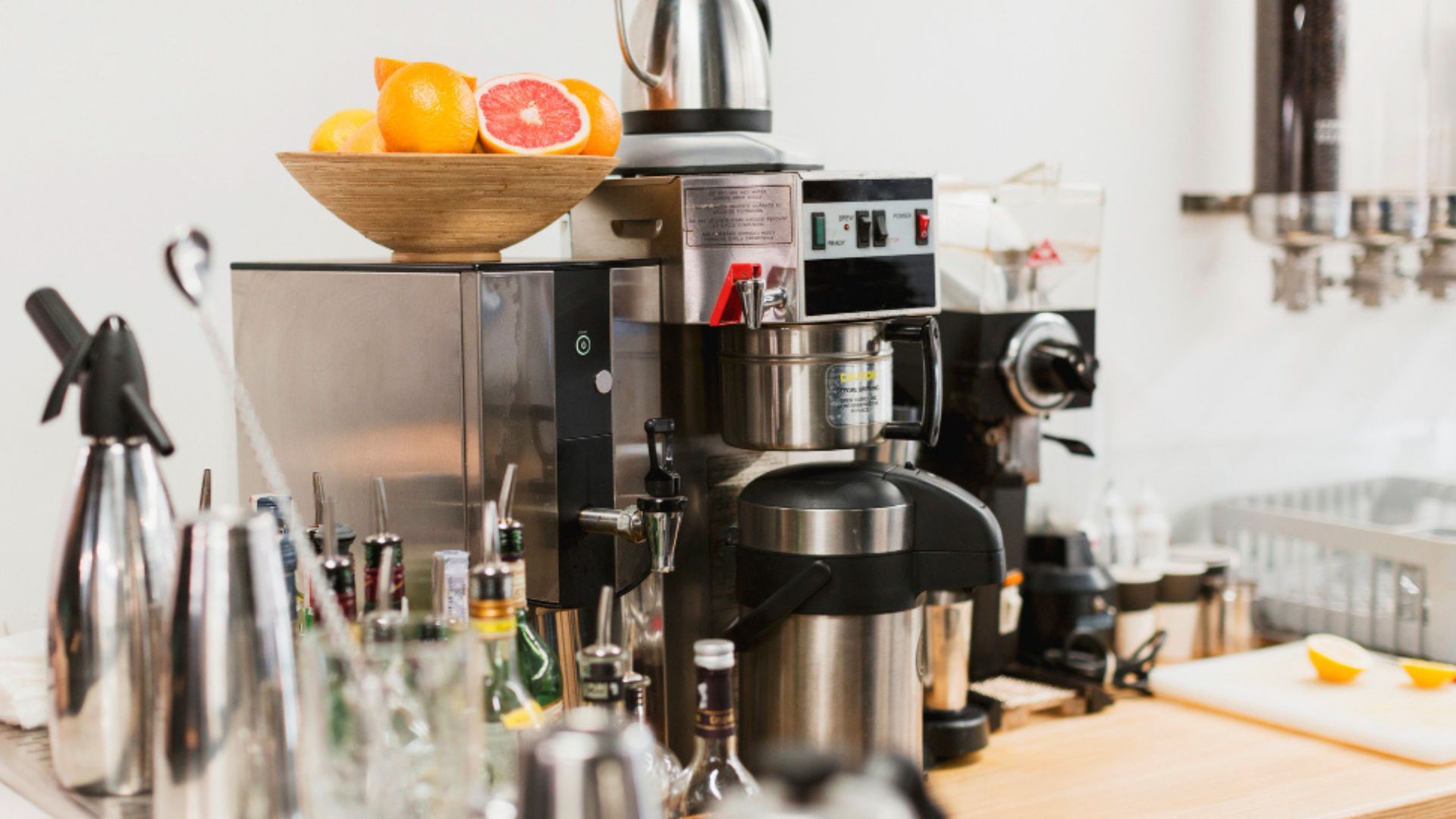 Los supresores y reguladores ayudan a proteger electrodomésticos en zonas con tormentas frecuentes.