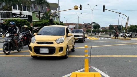 Agentes de tránsito realizan controles en Cali durante la jornada de pico y placa.