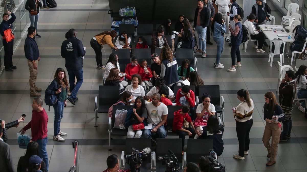 Viajeros varados en el aeropuerto El Dorado.