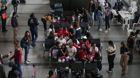 Viajeros varados en el aeropuerto El Dorado.