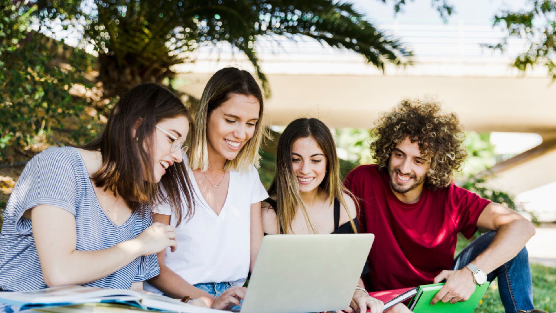 El estudio citado en la emisión reveló factores que influyen en el rendimiento y retrasan la graduación.