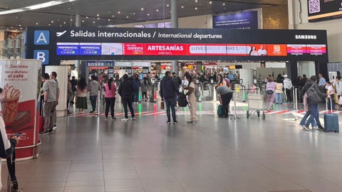 Viajeros con destino a Caracas desde Bogotá se han visto afectados por las decisiones de algunas aerolíneas de no viajar a Venezuela.