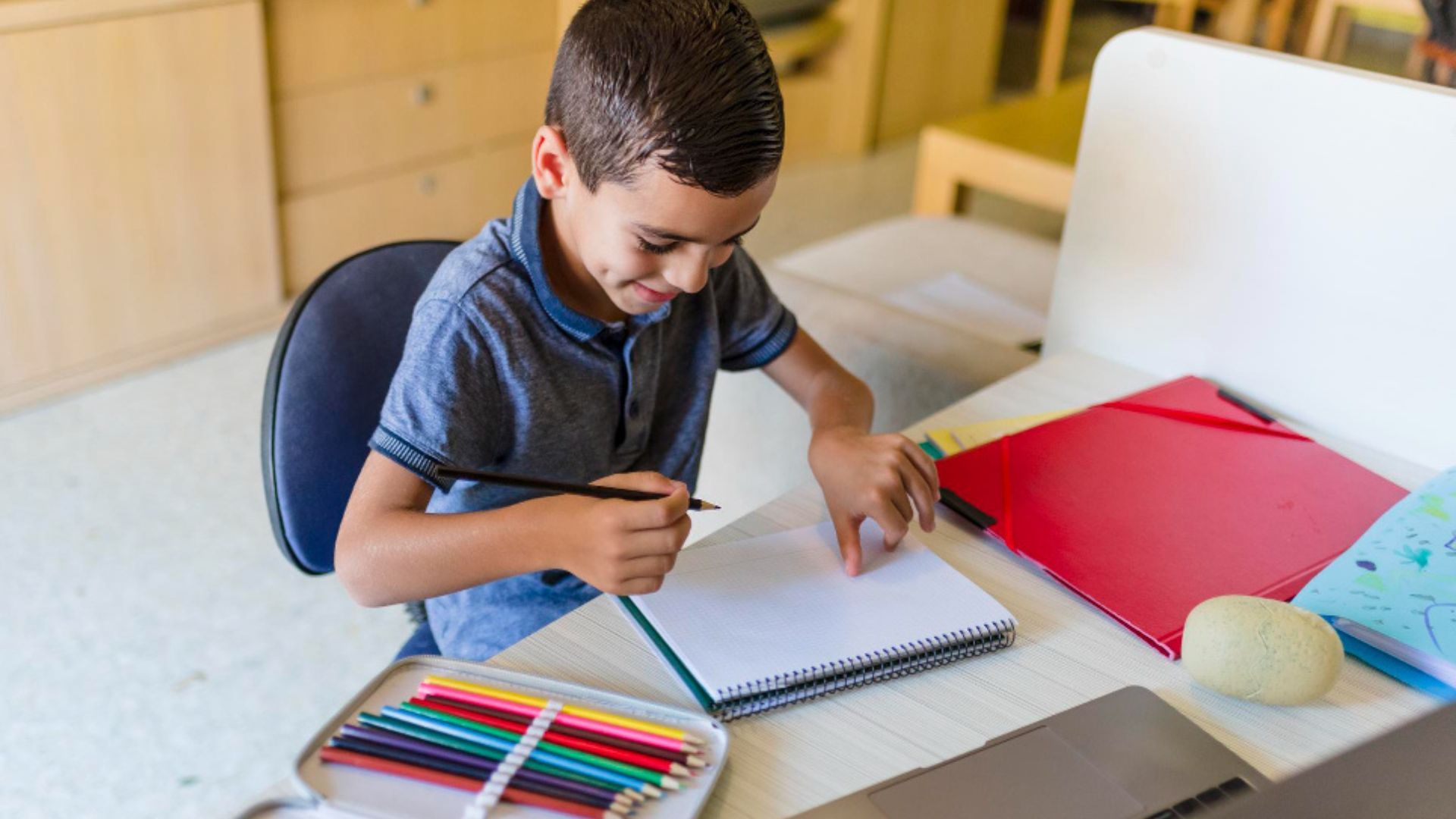 Reconocer el esfuerzo impulsa la motivación durante las tareas en casa.