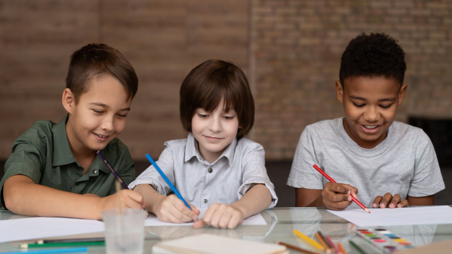 Un horario fijo ayuda a crear hábitos saludables para las tareas escolares.