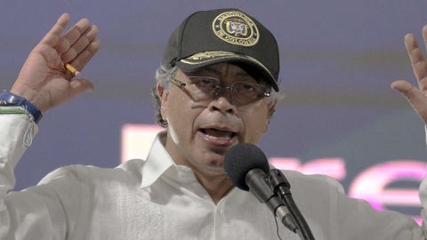 Petro pide a la Unión Europea ordenar la normalización de vuelos hacia Venezuela