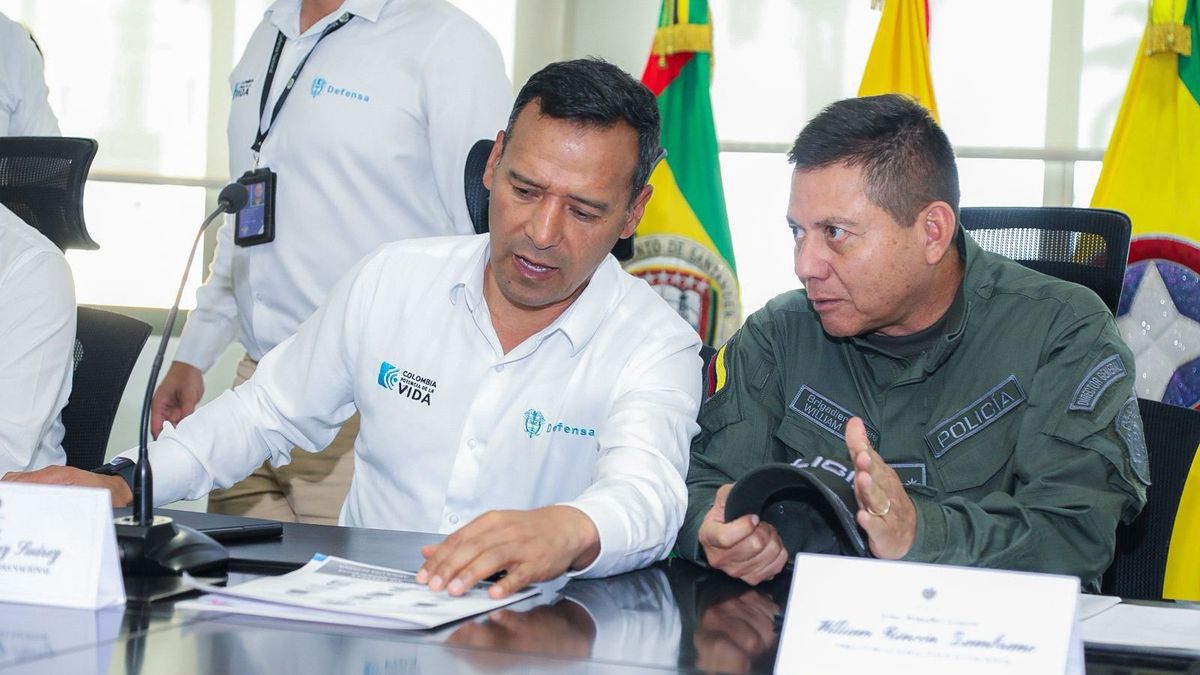 Ministro de Defensa, Pedro Sánchez, y el director Nacional de la Policía, genera, William Rincón.
