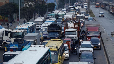 Trancón en Bogotá afectó a adulto mayor que necesitaba oxígeno mientras ingresaba por la Calle 13