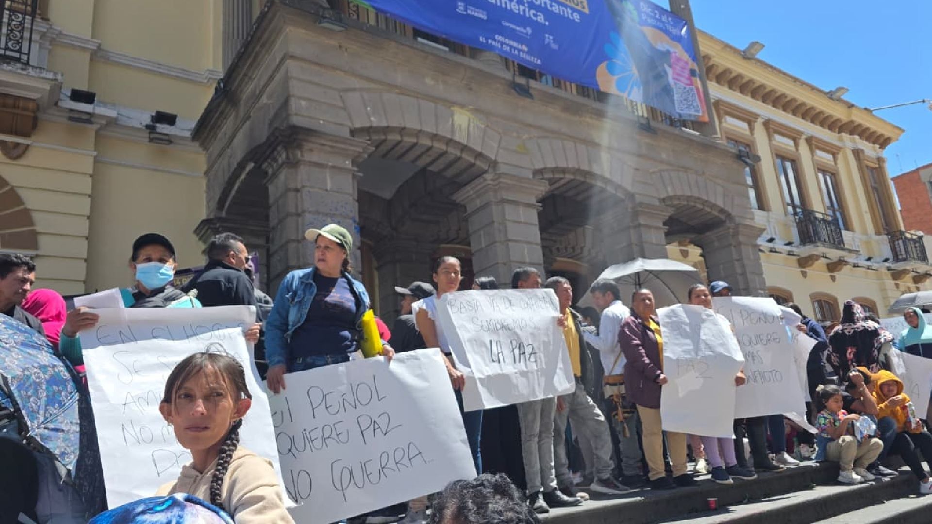 Varias familias desplazadas llegan a la Gobernación de Nariño, para protestar por la falta de atención humanitaria. Cancelan fiestas de fin de año y Carnaval de Negros y Blancos.