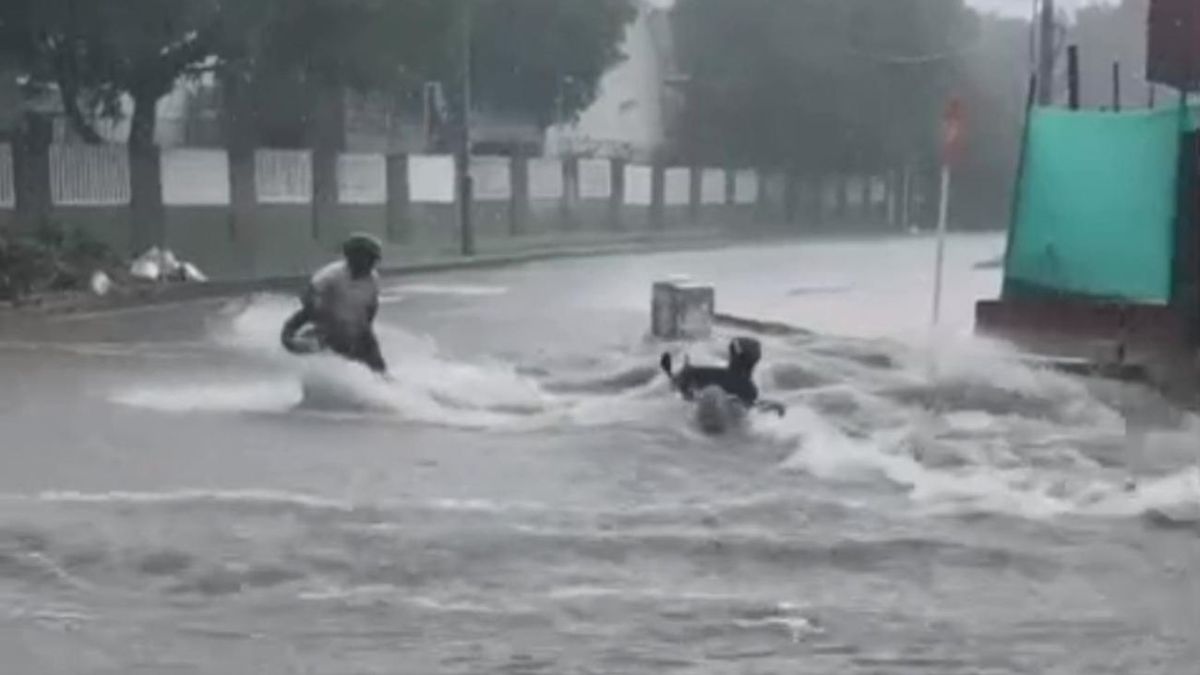 Motociclista se salva tras ser arrastrado por arroyo en Barranquilla