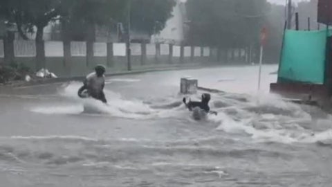 Motociclista se salva tras ser arrastrado por arroyo en Barranquilla