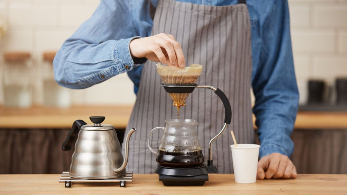 Apagar y desconectar el aparato antes de limpiarlo reduce riesgos y protege el funcionamiento de la cafetera eléctrica.