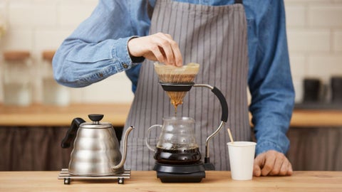 Apagar y desconectar el aparato antes de limpiarlo reduce riesgos y protege el funcionamiento de la cafetera eléctrica.