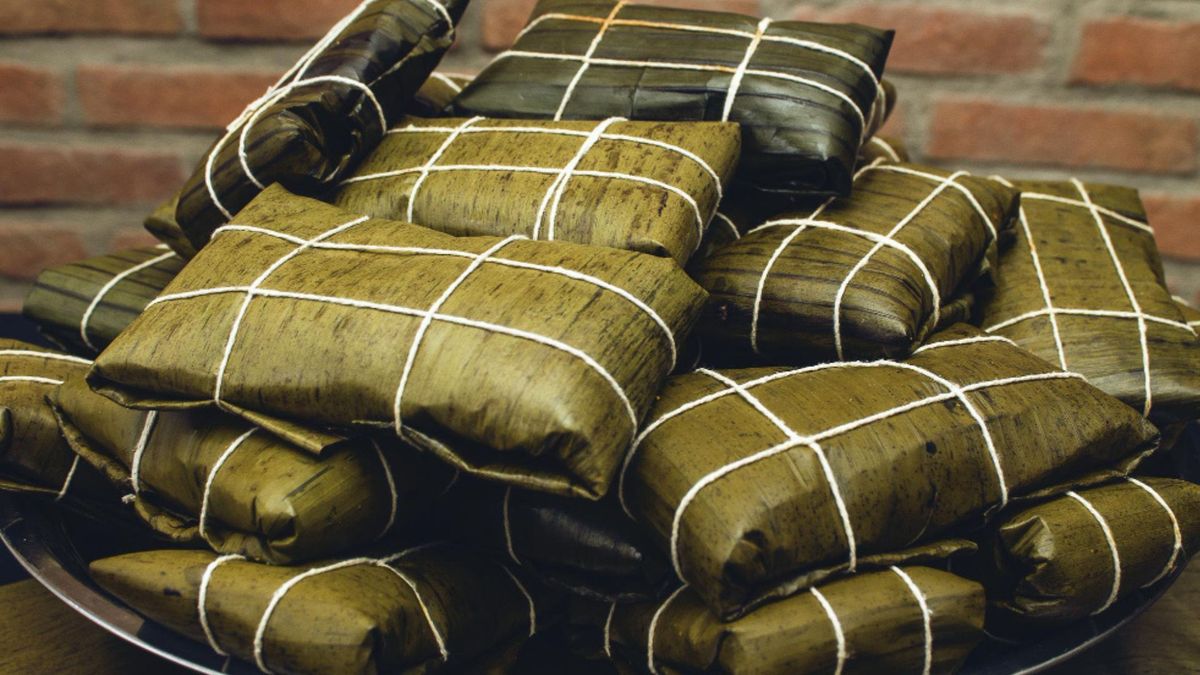 Tamal tolimense recién servido, un clásico de las reuniones navideñas en Colombia.