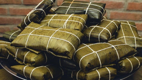 Tamal tolimense recién servido, un clásico de las reuniones navideñas en Colombia.