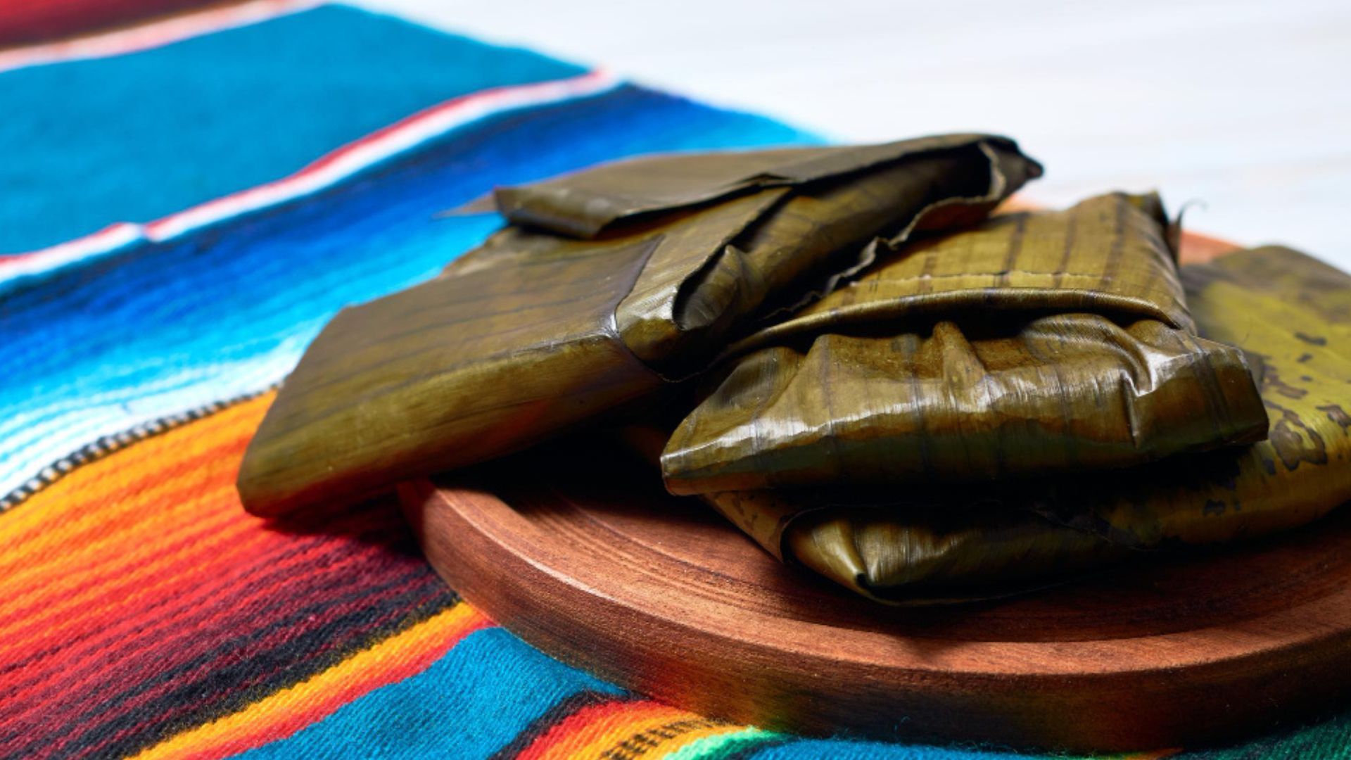 Tamal tolimense recién servido, un clásico de las reuniones navideñas en Colombia.