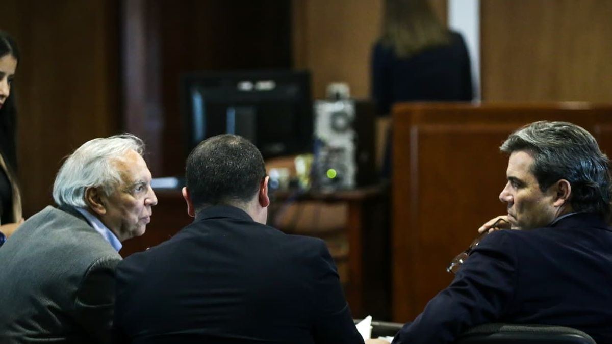 Bogotá, Diciembre 01 de 2025. En el Tribunal Superior de Bogotá se llevó a cabo la imputación de cargos contra los exministros Ricardo Bonilla, quien asistió de manera presencial, y Luis Fernando Velasco, de forma virtual, dentro del proceso por el escándalo de corrupción en la UNGRD.