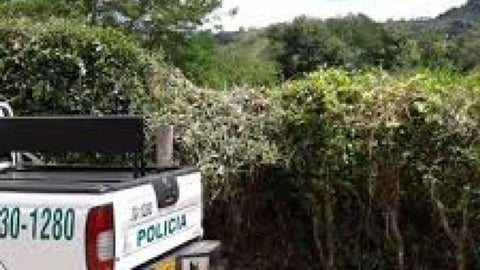 Las autoridades acordonaron la zona y la persona herida fue trasladada a un centro asistencial, donde permanece bajo atención médica.