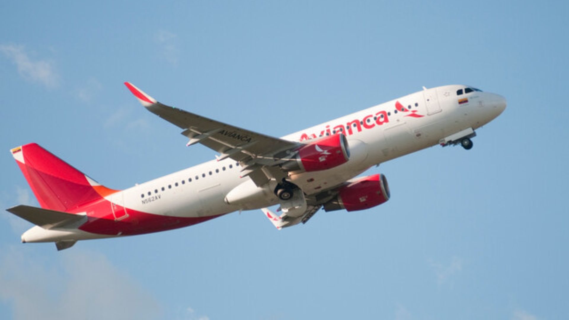 A través de su cuenta oficial en X, la aerolínea explicó que los usuarios pueden acceder al estado de su vuelo ingresando a Avianca.com.