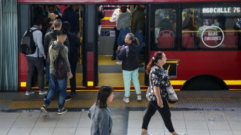 De igual forma, se reportan complicaciones en la movilidad debido a fallas en varios semáforos que generan alta congestión.
