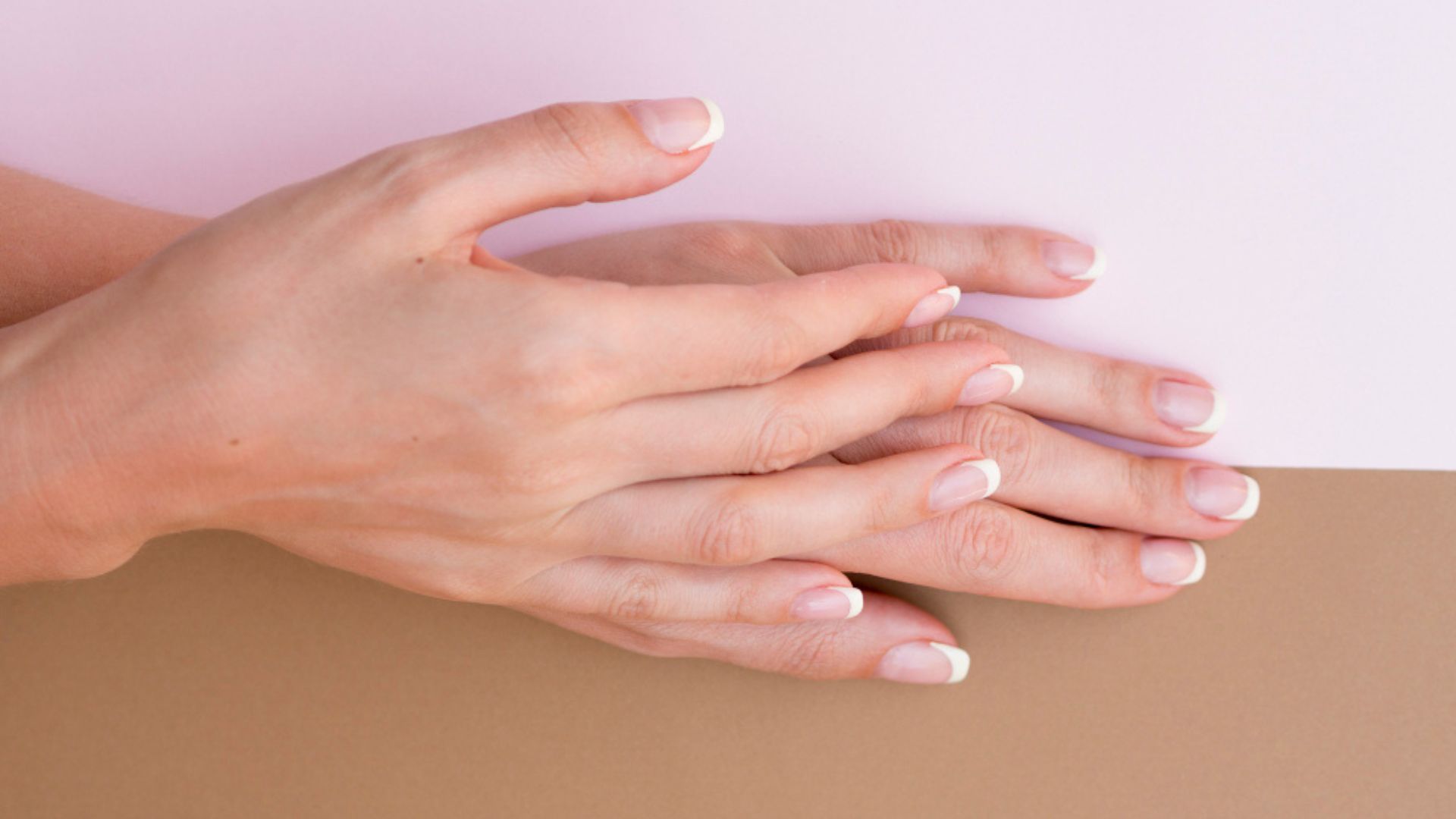 Aceites nutritivos aplicados sobre la cutícula para fortalecer el crecimiento saludable de las uñas.