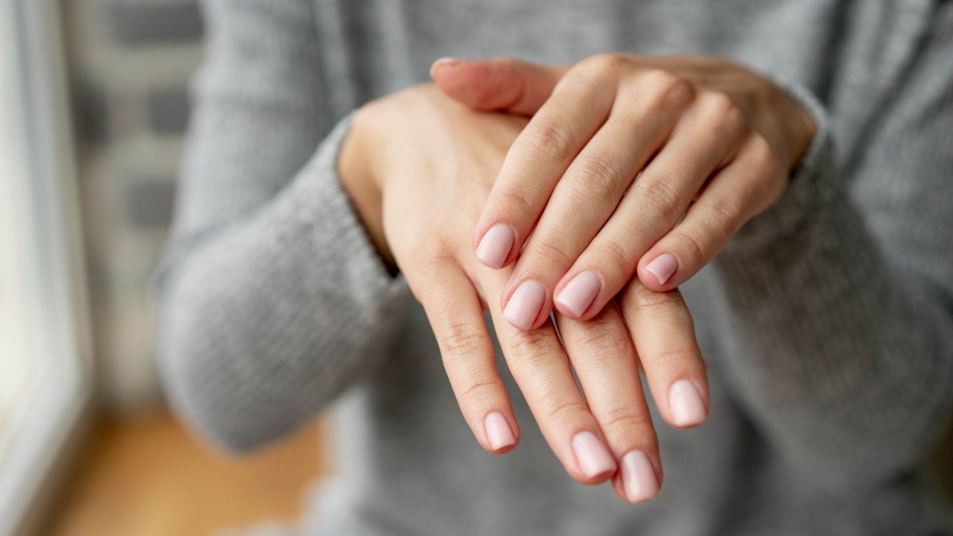 Guantes de protección que evitan el contacto directo con productos químicos dañinos para las uñas.