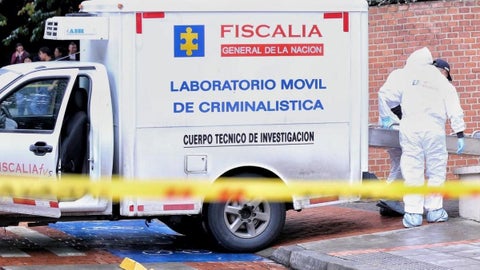 Dos muertos en un asalto en el norte de Bogotá vinculan a la “banda de la moto naranja” y su posible red de robos en la zona.