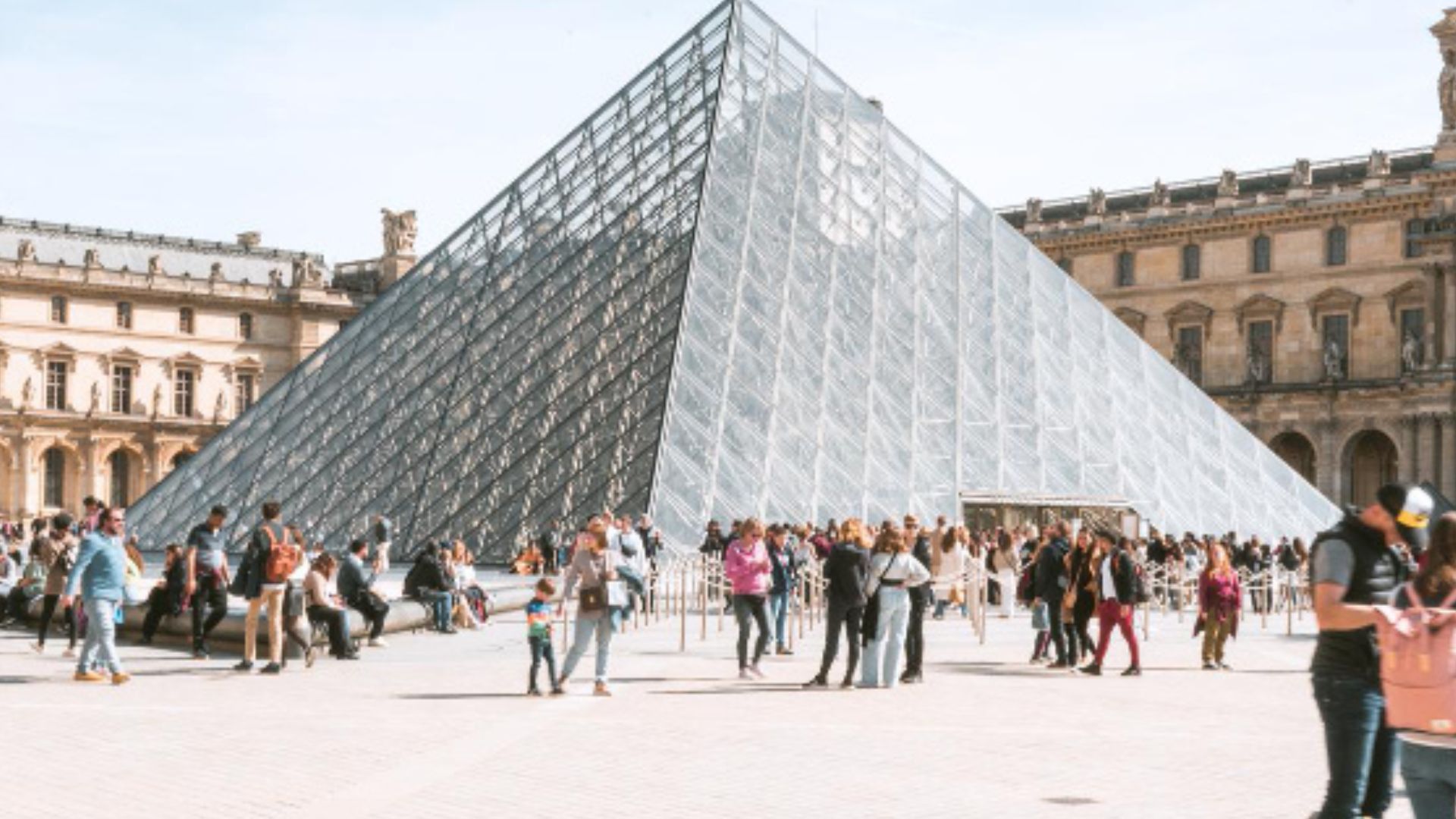 El Louvre recibirá entre 15 y 20 millones de euros adicionales al año con el aumento de tarifas.