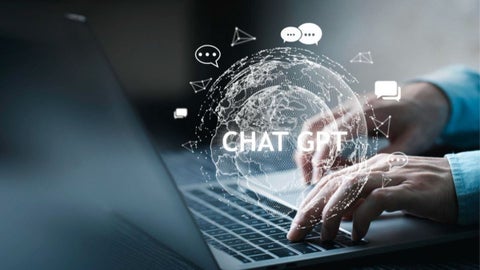 ChatGPT supera los 800 millones de usuarios semanales en medio de la competencia tecnológica.