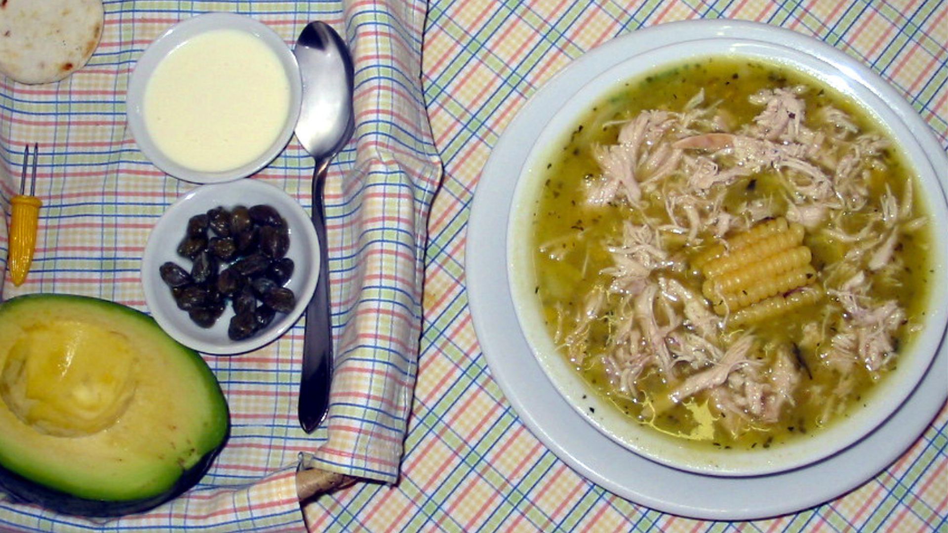 La receta del ajiaco santafereño destaca por su mezcla de tres papas y un caldo aromático.