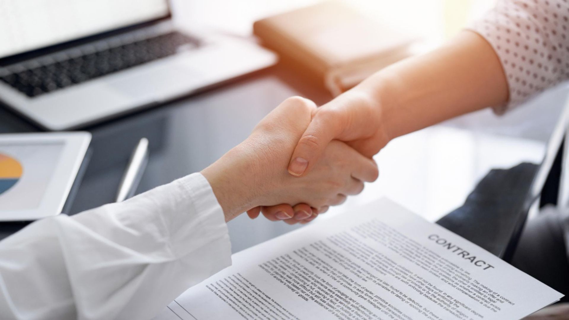 Los ciudadanos colombianos necesitan un permiso laboral, que debe ser solicitado por el empleador que lo va a contratar y autorizado por el cantón.