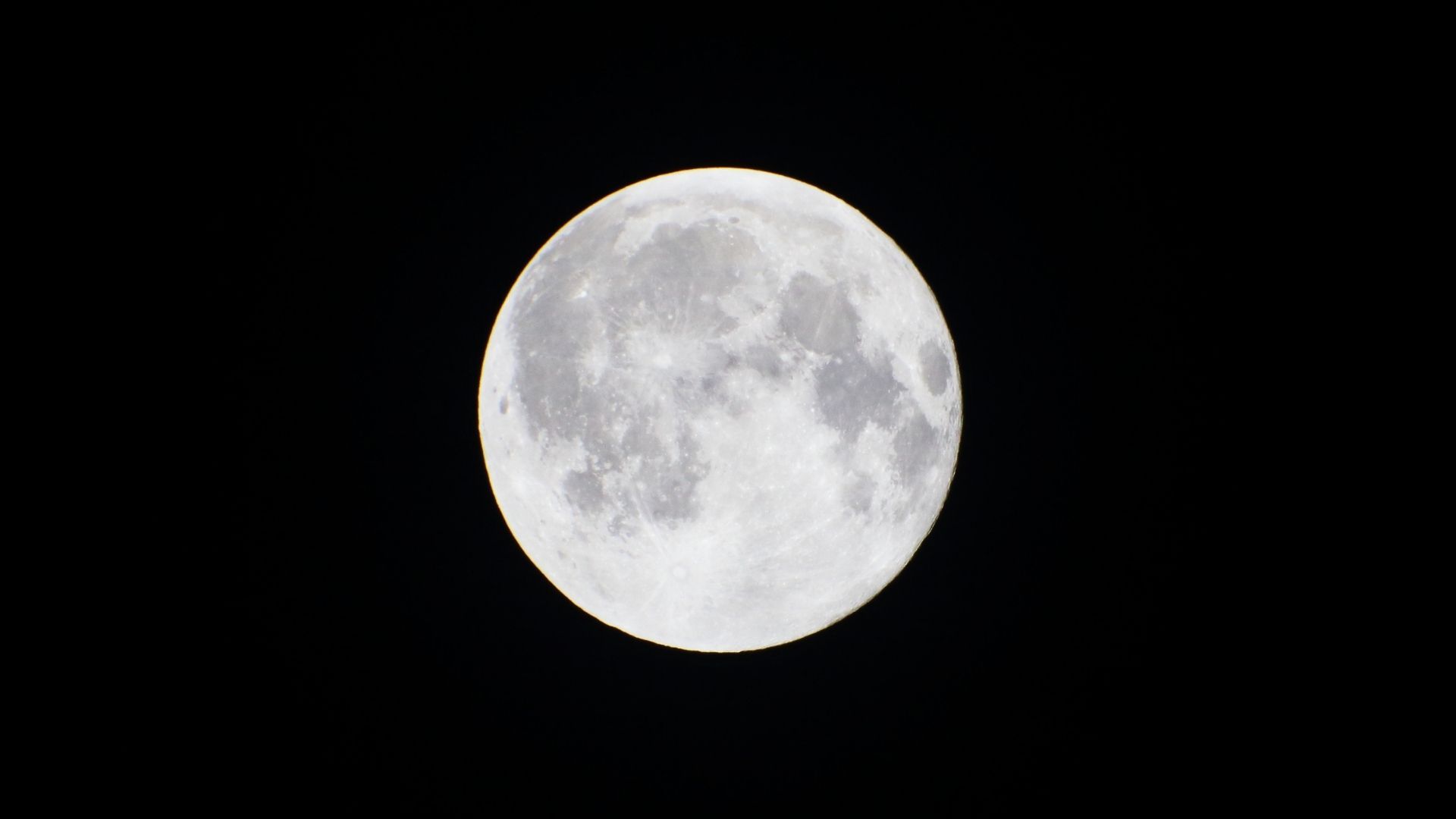 La última superluna de 2025 se verá en Colombia y otras partes del mundo, destacando por su cercanía a la Tierra y su trayectoria inusual.