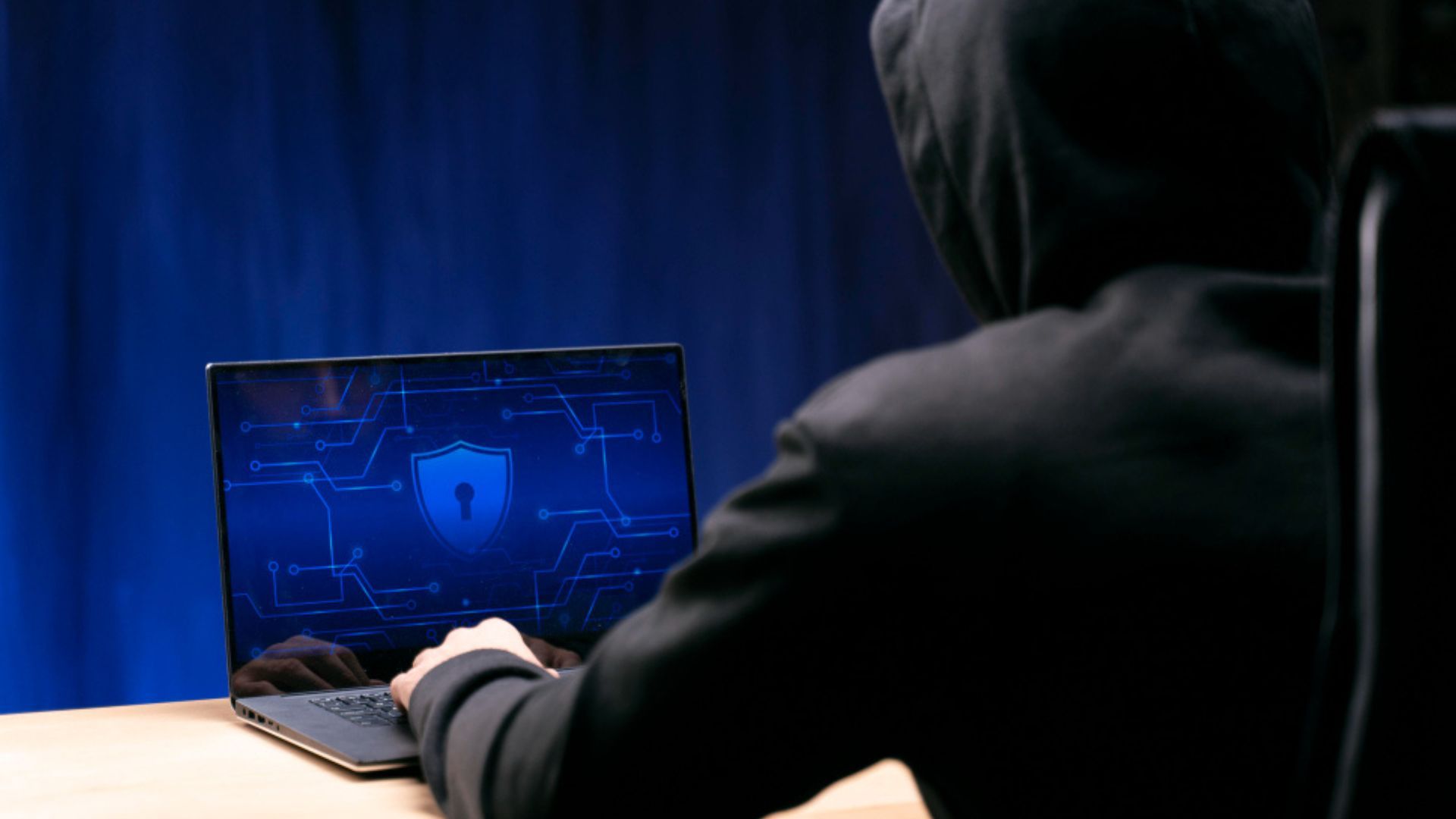 Reiniciar el celular por unos minutos al día ayuda a interrumpir procesos usados en ciberataques.