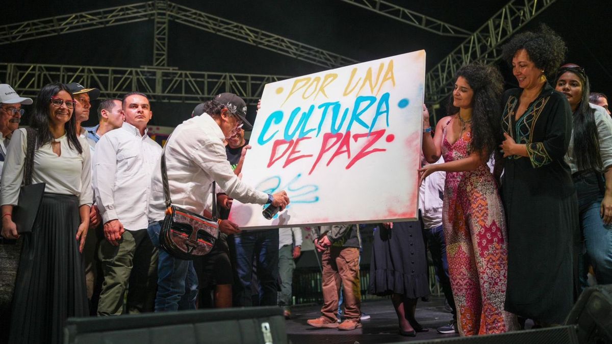 El presidente Gustavo Petro, en medio del llamado 'Tarimazo' en La alpujarra, en junio de 2025, junto a la directora del Dapre, Angie Rodríguez; la ministra de Cultura, Yannai Kadamani, y la senadora Isabel Zuleta.