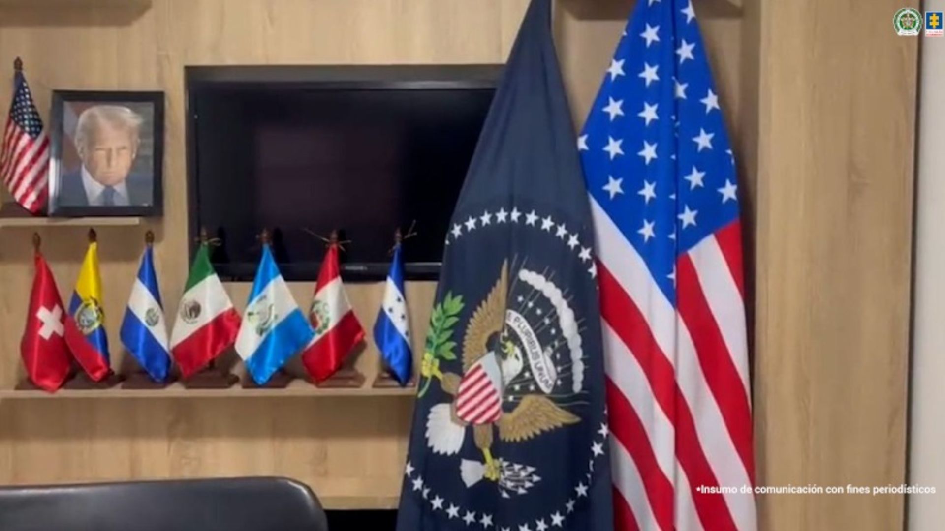 Banderas estadounidenses en oficinas de una red de falsificación de visas.