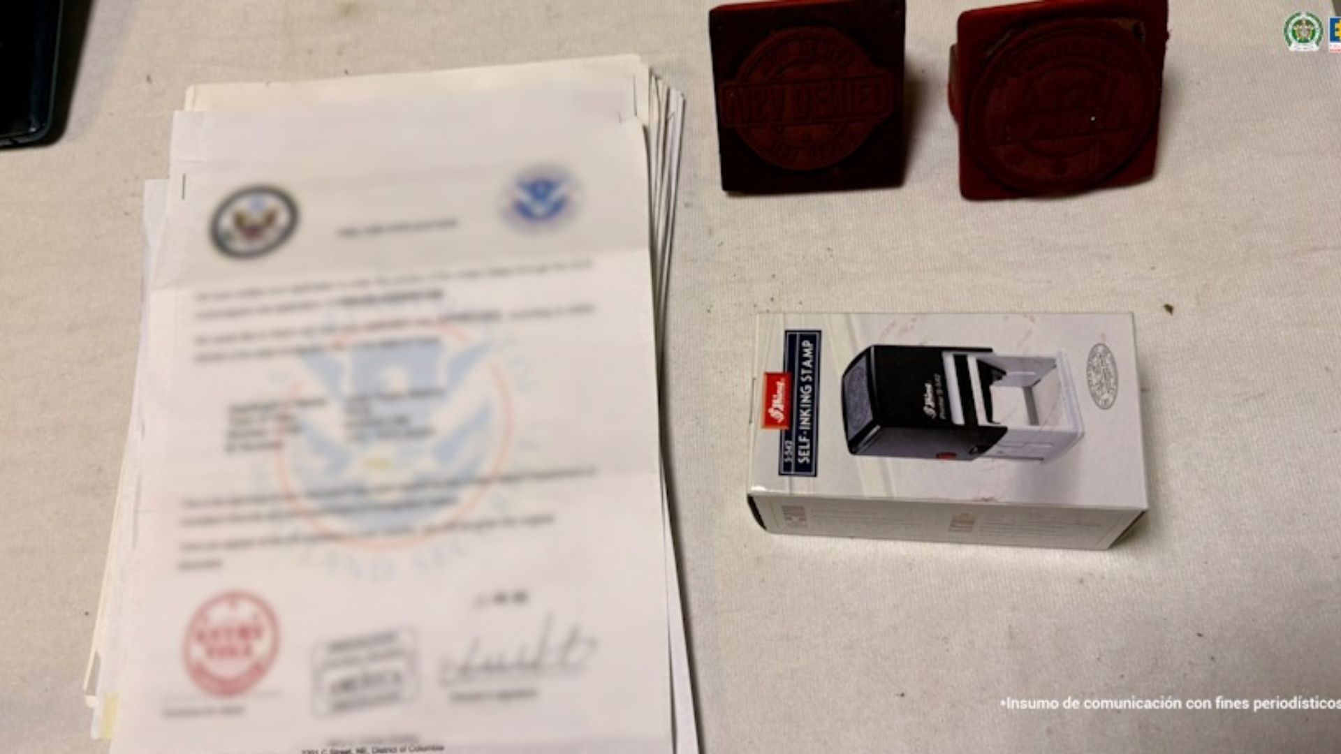 Sellos y documentos falsos incautados a una red que falsificaba visas estadounidenses.