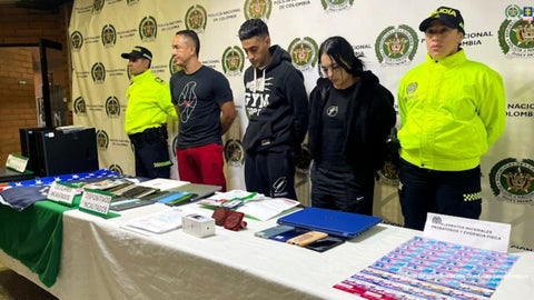 Danna Pamela Porras Marín, Andrés Giraldo Ospina y Edwin Alberto Correa David, capturados por ser parte de una red criminal transnacional que estafaba a partir de ofertas falsas de visado.