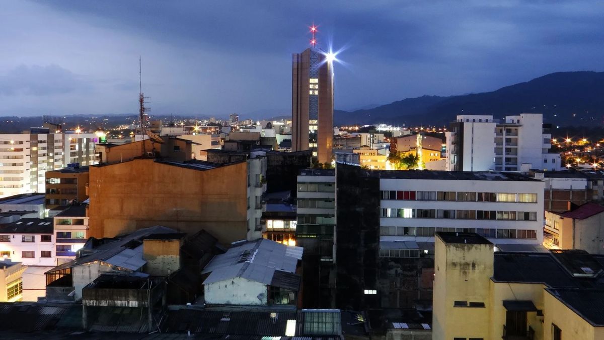 La Gobernación explicó que el proyecto, ejecutado por EDEQ Grupo EPM, incluye cuatro pantallas LED de gran formato ubicadas en las fachadas norte y sur del edificio.