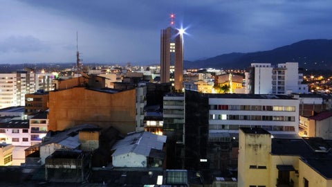 La Gobernación explicó que el proyecto, ejecutado por EDEQ Grupo EPM, incluye cuatro pantallas LED de gran formato ubicadas en las fachadas norte y sur del edificio.