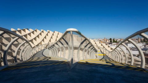 Detalle de las curvas metálicas y la ingeniería que permitieron a Gehry materializar un proyecto de arquitectura como escultura habitable.