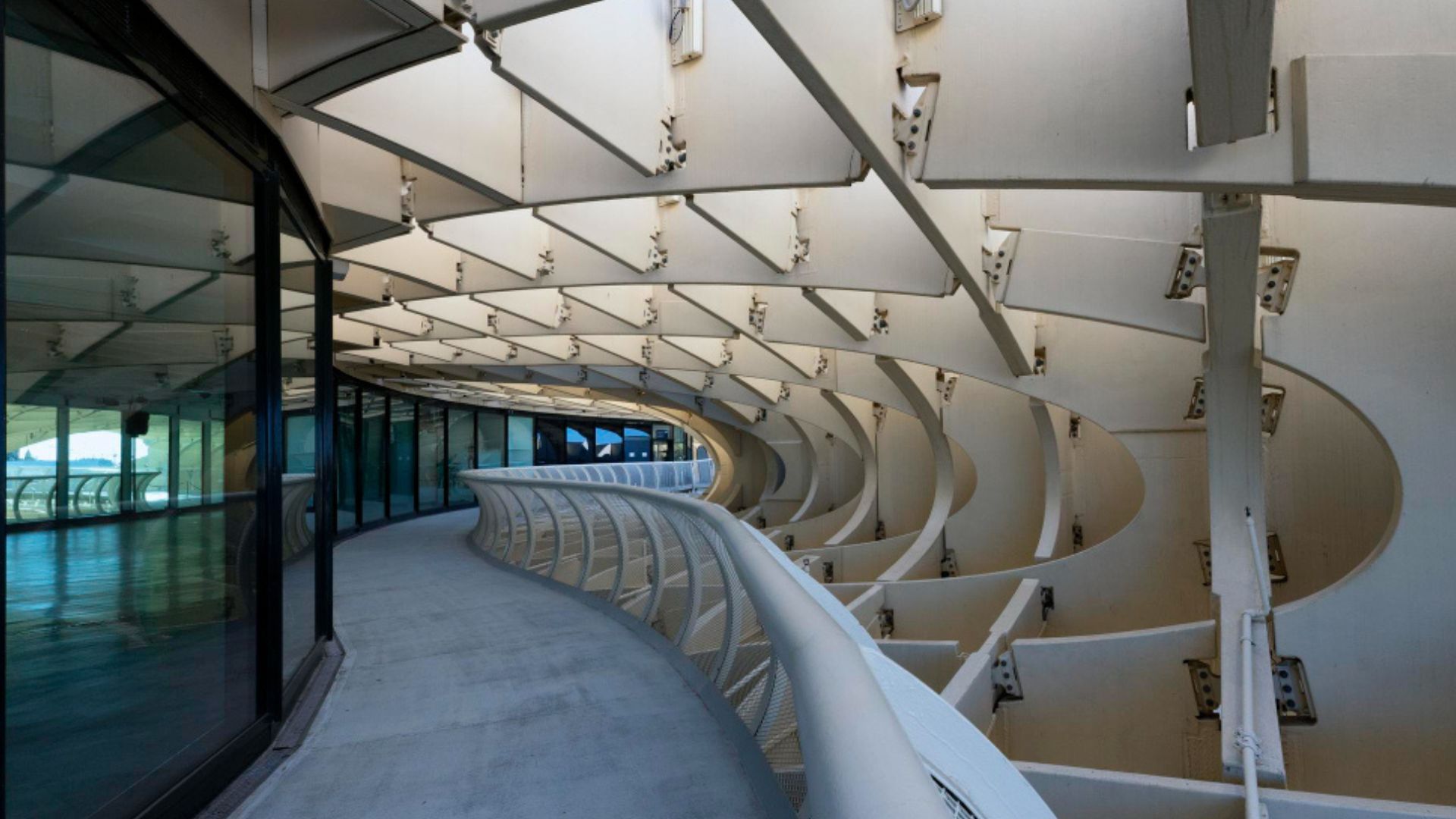 Fachada recubierta en titanio del museo junto a la ría del Nervión, inaugurada en 1997 y clave para la transformación urbana.