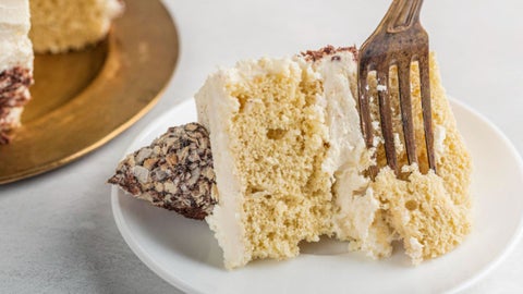 Porción servida del postre tres leches: textura húmeda y cremosa tras 4 horas en nevera.