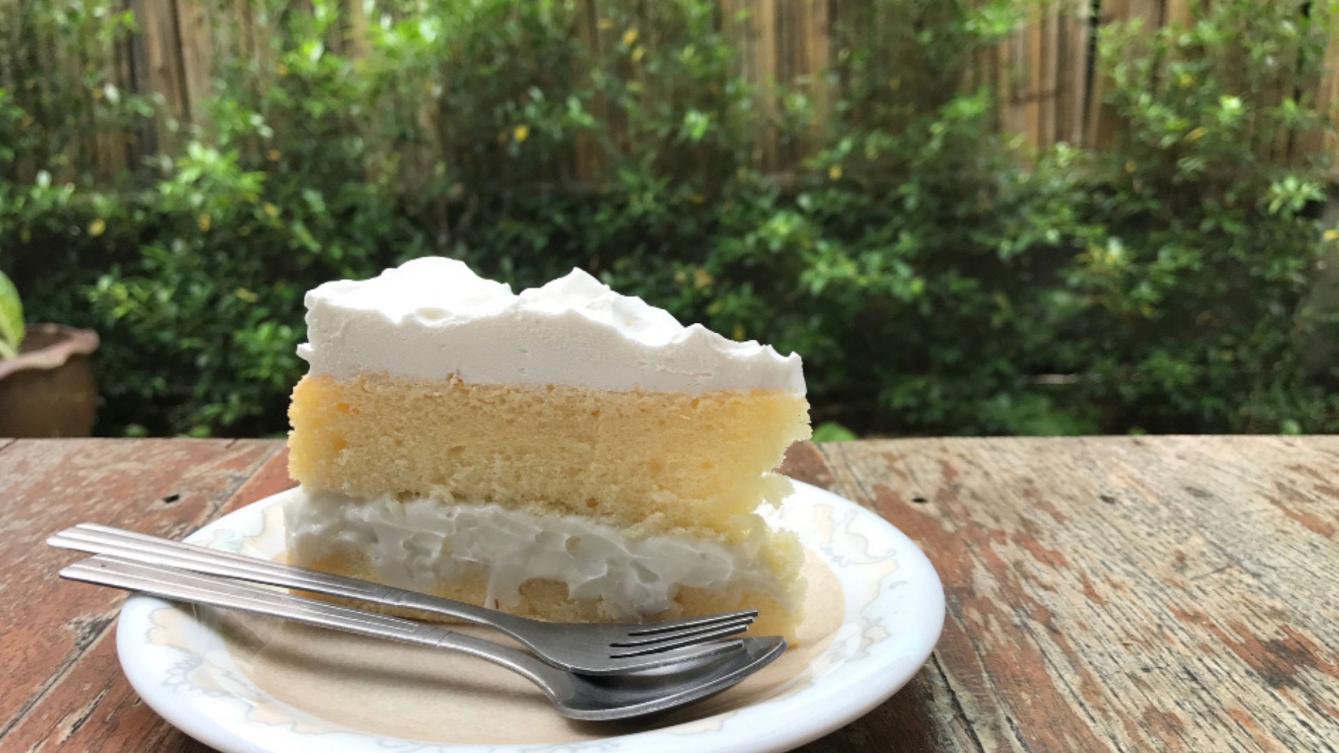 Porción servida del postre tres leches: textura húmeda y cremosa tras 4 horas en nevera.