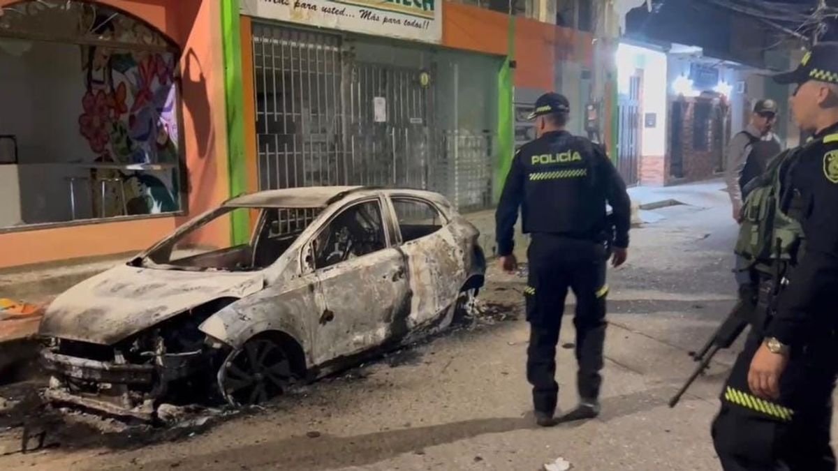 Hasta el momento se reportan dos vehículos afectados, incluida una motocicleta incinerada, una turbo dañada y varios locales comerciales destruidos.
