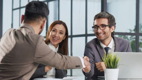 A este monto debe sumarse el auxilio de transporte, que para 2025 es de $200.000.