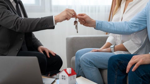 La Ley 820 de 2003 establece que el incremento máximo permitido para los contratos de arrendamiento de vivienda urbana se debe hacer con aumento del IPC del año anterior.