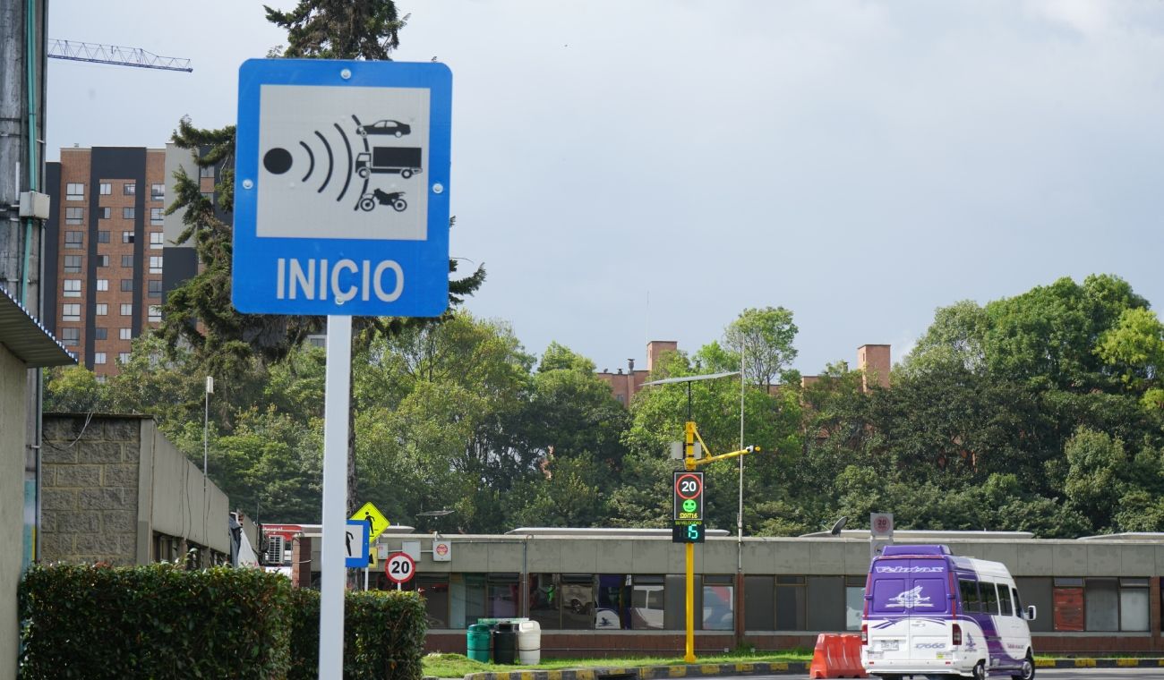 Las cámaras y radares detectan y registran infracciones y factores de riesgo.