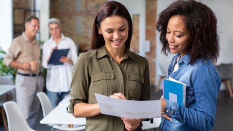 Expertos laborales insisten en que estos recargos no son un “beneficio extra”, sino una forma de compensar el esfuerzo de quienes trabajan cuando la mayoría descansa.