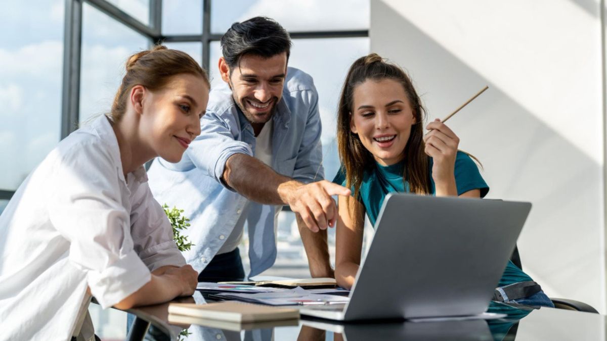 Estos contratos no generan el derecho a la prima, pues la norma laboral reserva este beneficio para quienes mantienen una relación de empleo formal y continua.