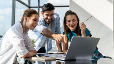 Estos contratos no generan el derecho a la prima, pues la norma laboral reserva este beneficio para quienes mantienen una relación de empleo formal y continua.