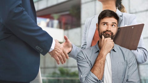 Estos contratos no generan el derecho a la prima, pues la norma laboral reserva este beneficio para quienes mantienen una relación de empleo formal y continua.